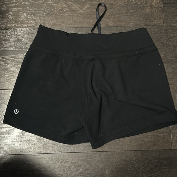 LULULEMON BLACK SHORTS. - Picture 3 of 6